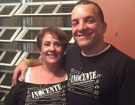 Nelson Ortiz Álvarez junto a su abogada Vanessa Mullet, del Proyecto Inocencia.