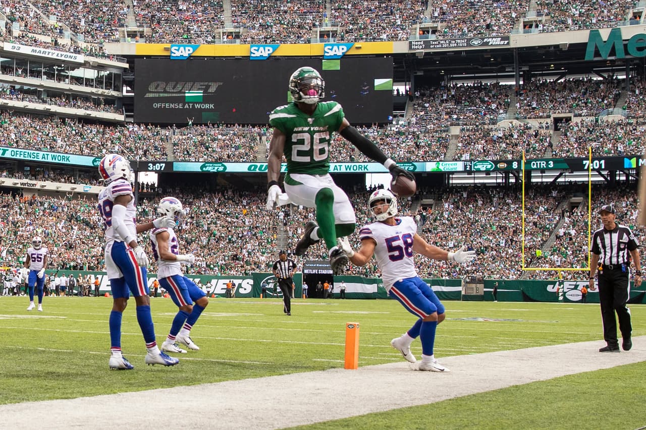 Le'Veon Bell #26 of the New York Jets y consiguió un touchdown.