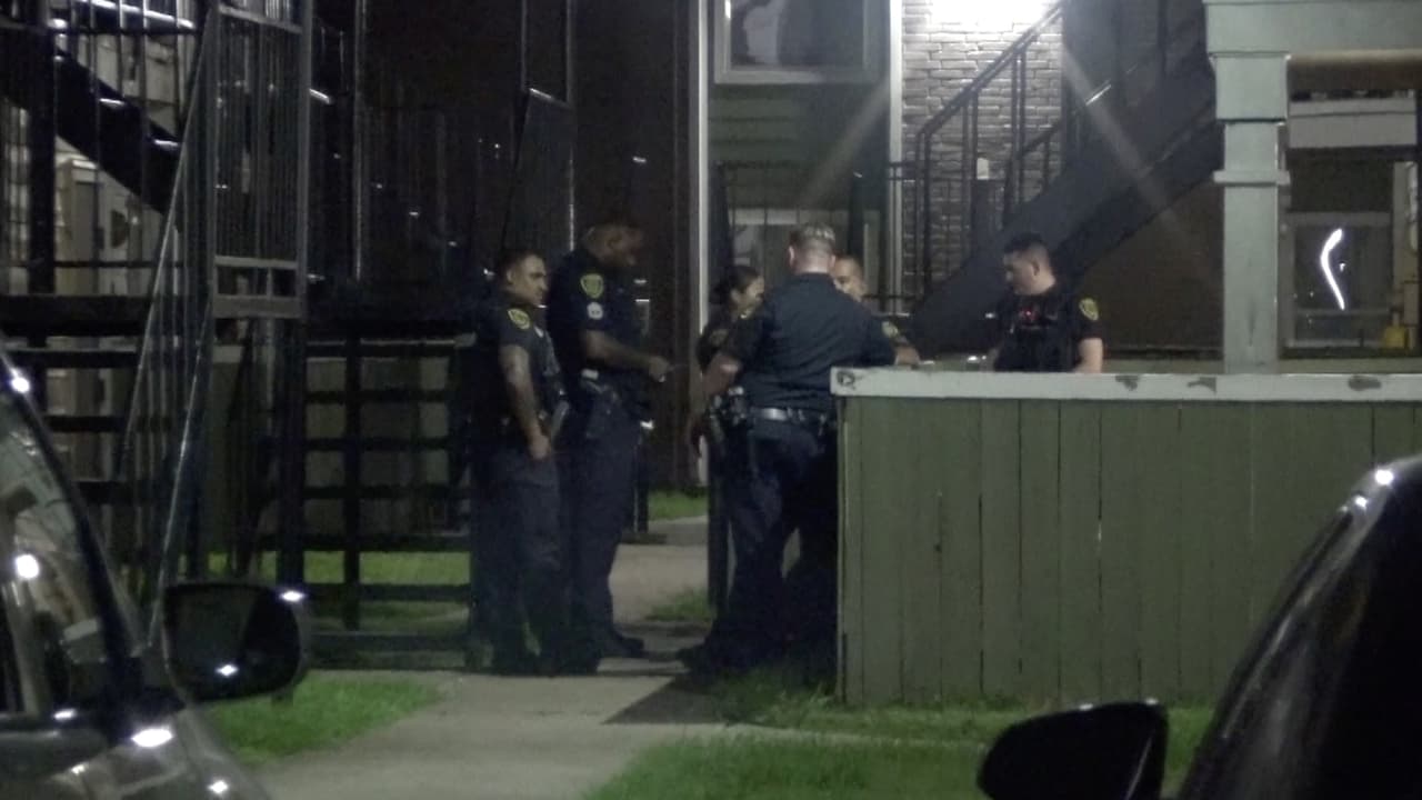 Acusan a un hombre de apuñalar a su exnovia en la cara: el bebé de la pareja presenció todo