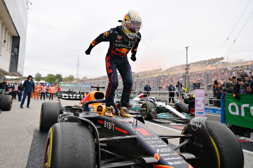 El neerlandés 
<b>Max Verstappen</b> (Red Bull) reforzó este domingo su ventaja al frente del Mundial de Fórmula Uno al ganar el 
<b>Gran Premio de Hungría</b>, el decimotercero del campeonato, que se disputó este domingo en el Hungaroring, mientras que su compañero, el mexicano 
<b>Sergio 'Checo' Pérez</b>, terminó en el quinto lugar.