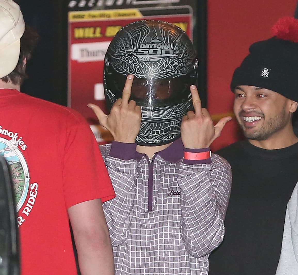 Aunque estaba con su grupo más íntimo, Justin Bieber no se inhibió de mostrar sus dedos del corazón a los 'paparazzi' que intentaban captar momentos de su festejo.