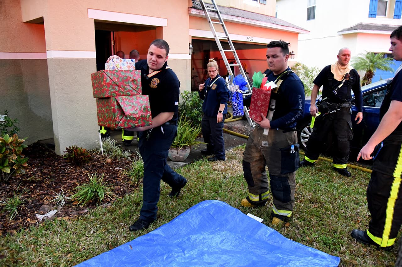 Los socorristas de un Departamento de Bomberos de Florida protagonizaron un rescate repleto de corazón y del espíritu de las navidades, tras recibir una llamada de emergencia de una casa en llamas.