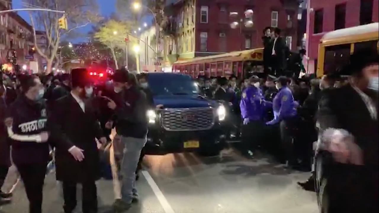 “No toleraremos esto”: miles asisten a funeral en Brooklyn y de Blasio responde con firmeza