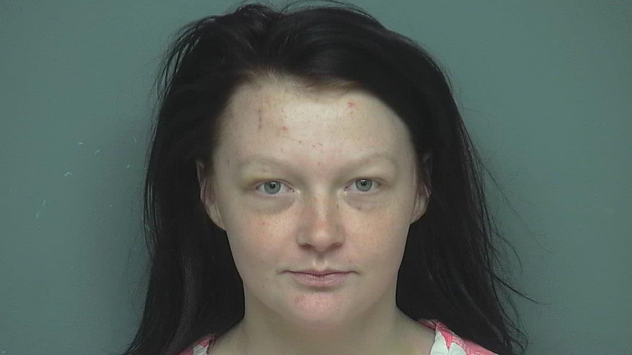 Rebecca Louise Taylor enfrenta orden de arresto por robo de vivienda.