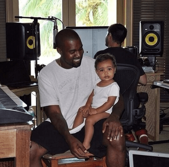 ¡Ya creció la familia!.. Esta mañana Kim Kardashian publicó que su pequeño bebé ya nació.