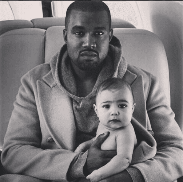 Adivinamos que Kanye ya estará repartiendo puros entre los que visiten a su pequeño nene.