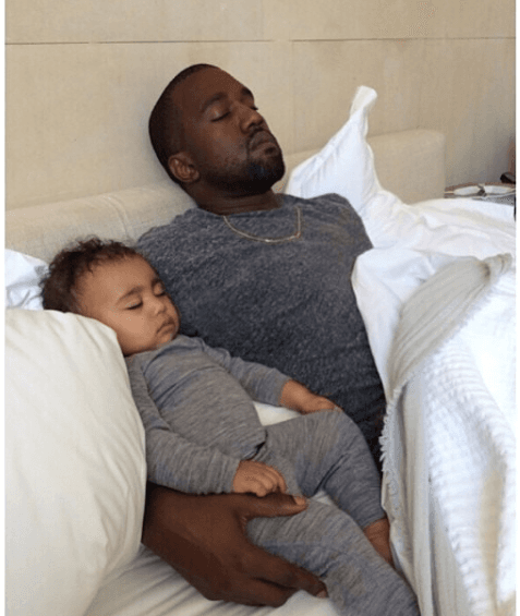 Con el tiempo la familia ha ido creciendo... Saint es su segundo hijo y nació casi un año después de su boda, en diciembre de 2016.