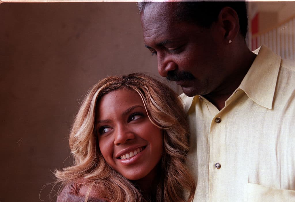 La cantautora Beyoncé Knowles y su padre y manager Mathew Knowles en 2001.