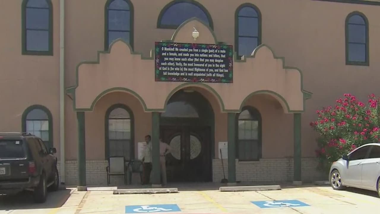 Condenan a 26 años de cárcel a un hombre que incendió una mezquita en Texas