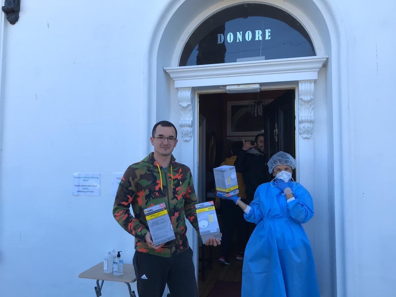 El luchador de artes marciales mixtas, ha platicado con los trabajadores de los hospitales para conocer más de cerca la situación, claro que respetando la sana distancia.