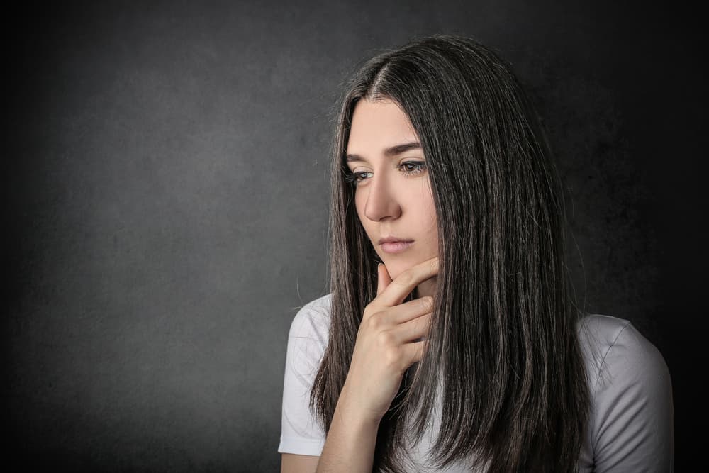 Aunque confiar ciegamente en quien acabas de conocer no es recomendable, tampoco lo es asumir que todo el que se te acerca está buscando sacar ventaja de ti. Ese temor a ser manipulado, mal interpretado por algo que dijiste con la facilidad de palabras que te es característica y el miedo a que vayas a hacer un mal negocio por actuar de forma impulsiva, es algo que gravita constantemente en tu subconsciente al estar frente a una nueva situación.