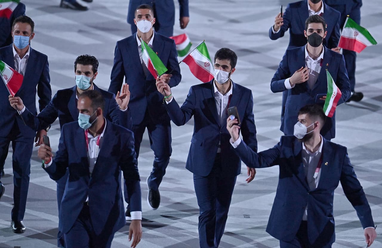 Iran también apareció en la ceremonia inaugural con un traje sobrio y con algunos de sus mejores atletas.