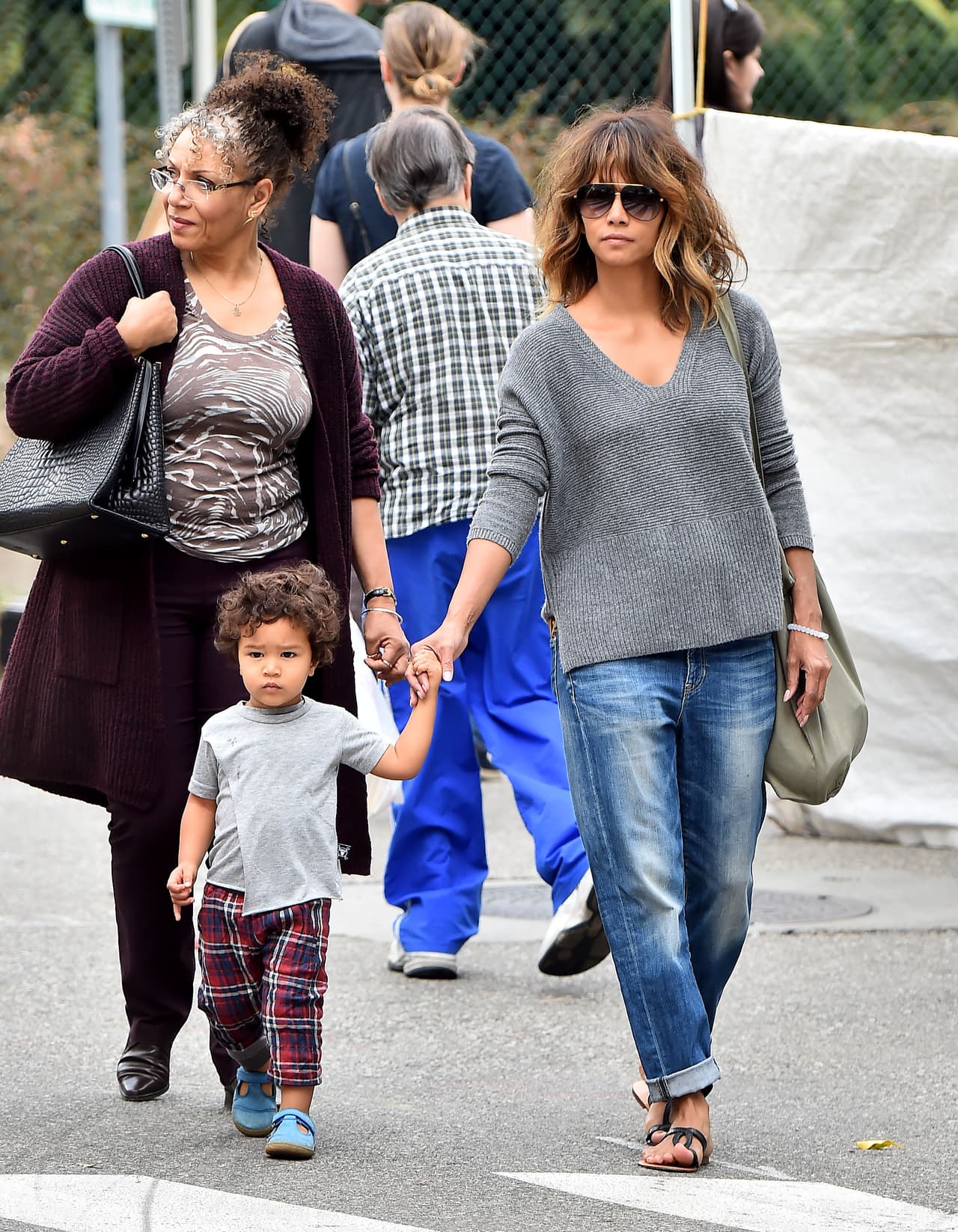 Además de ellos dos, la madre de Halle Berry también los acompañó y ambas cuidaban del pequeño.