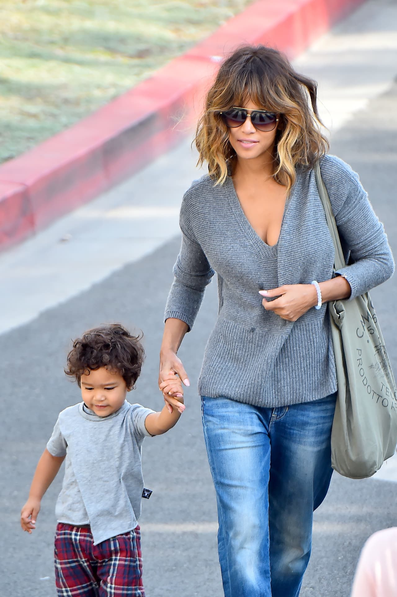 Mientras caminaba, a la actriz por poco se le baja la blusa, pero se la pudo acomodar a tiempo.