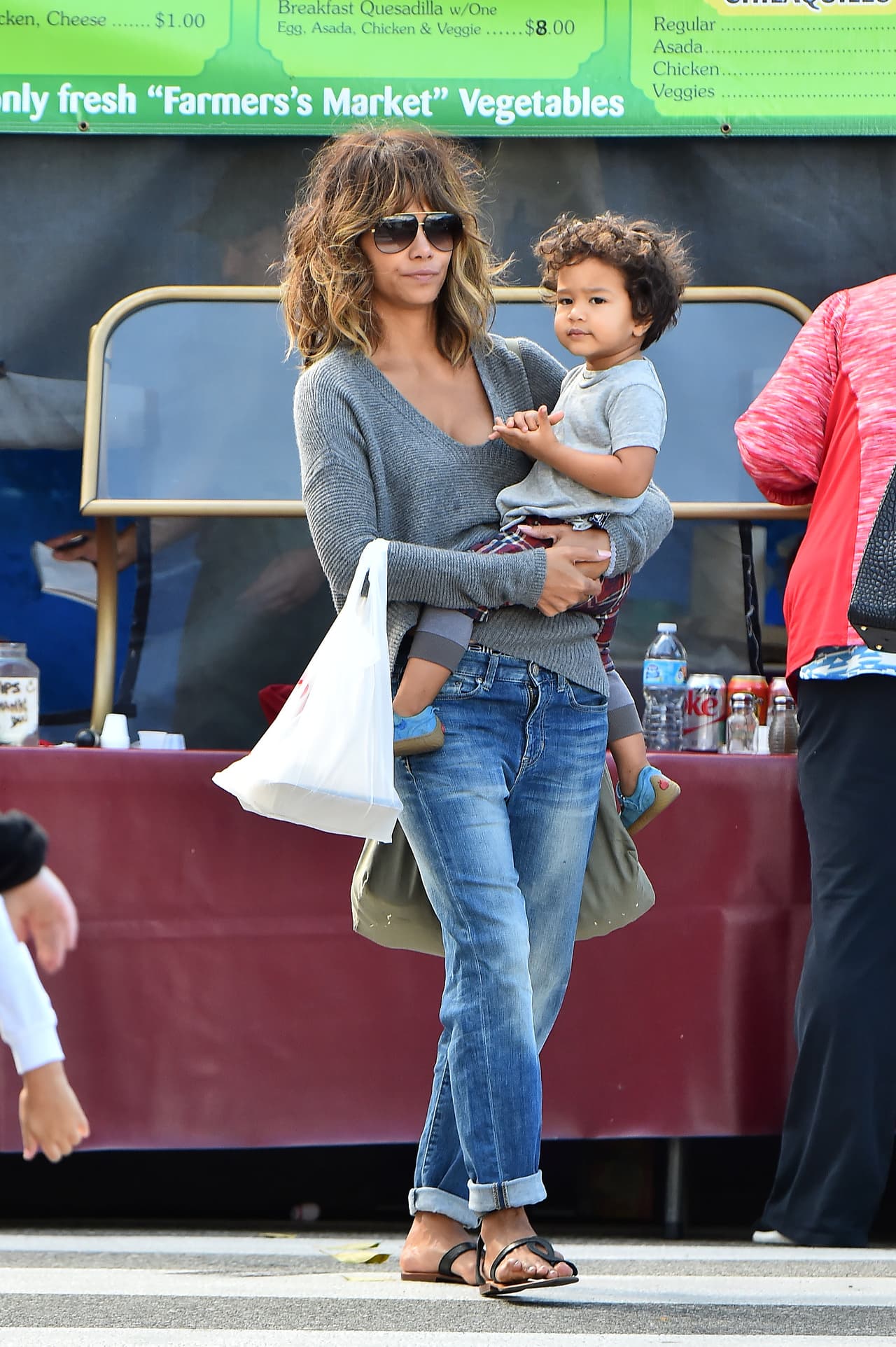 El sol salía a ratos en California, por lo que la actriz traía puestos sus lentes de sol todo el tiempo.