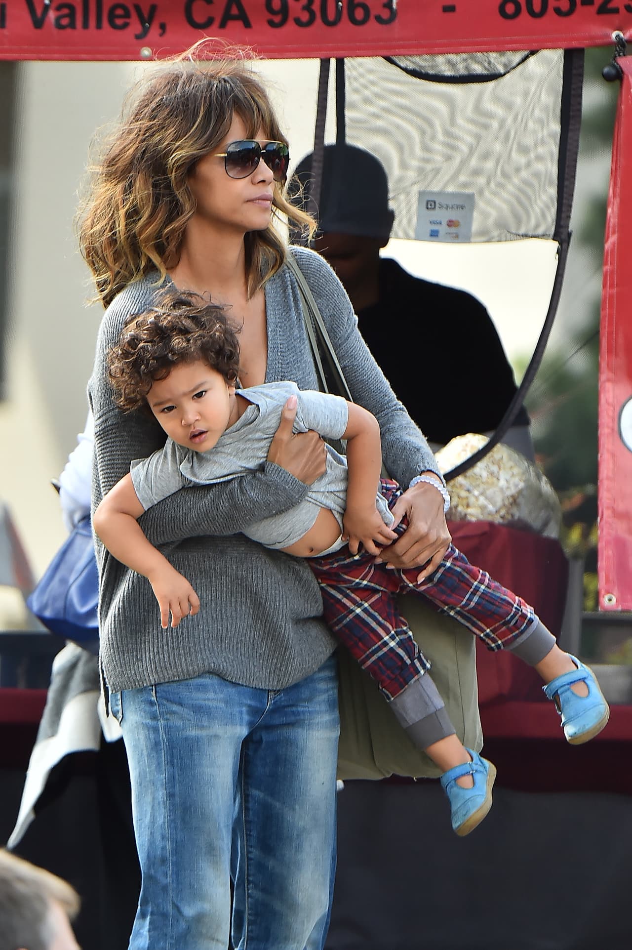 Algunas veces el pequeño quería correr lejos pero Halle lo cargaba para que entendiera que tenía que quedarse cerca.