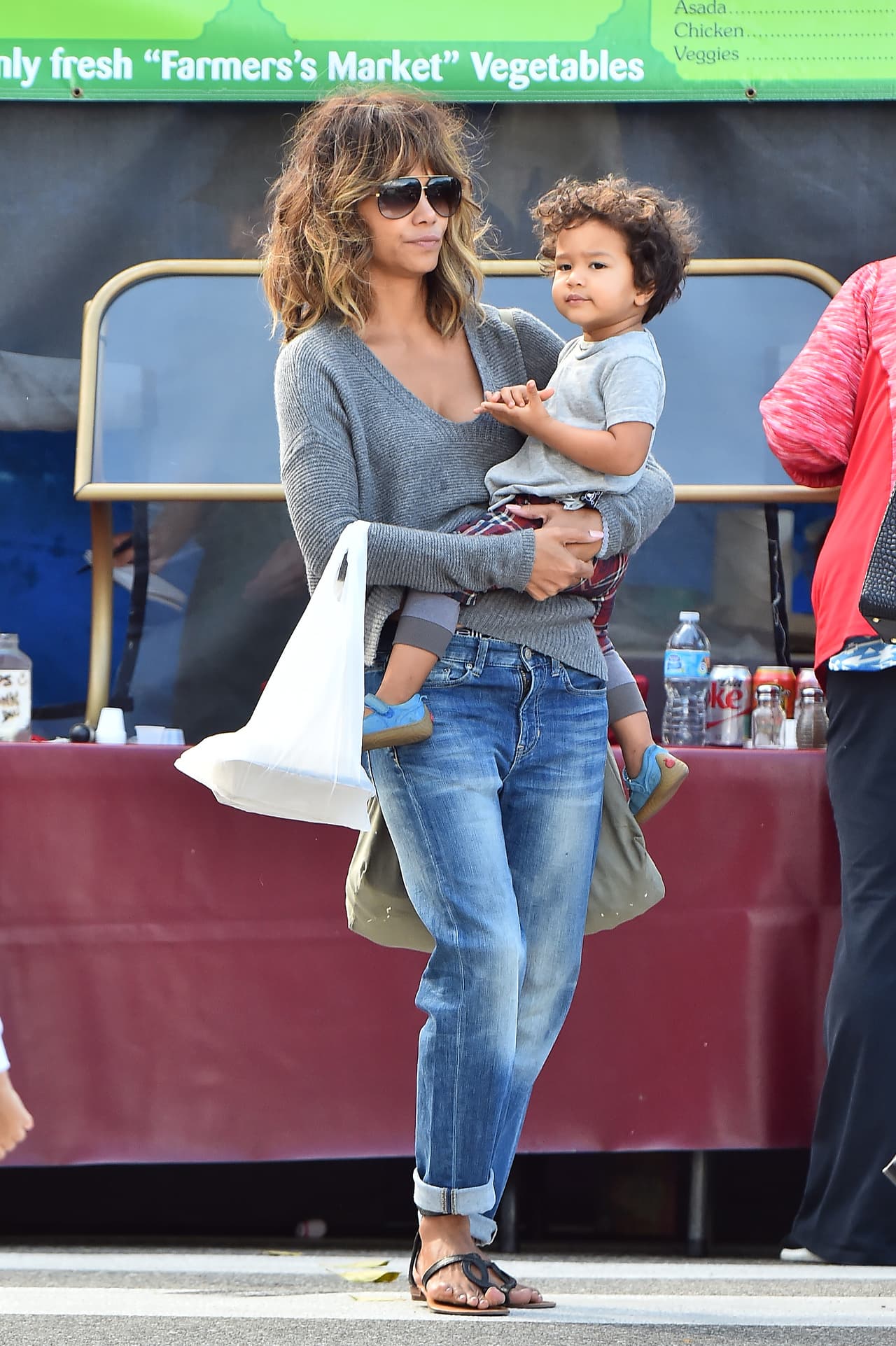 Ella cargó a su nene a ratos para que no se cansara y pudiera estar despierto para recorrer todo el lugar. ¡Qué tierno!