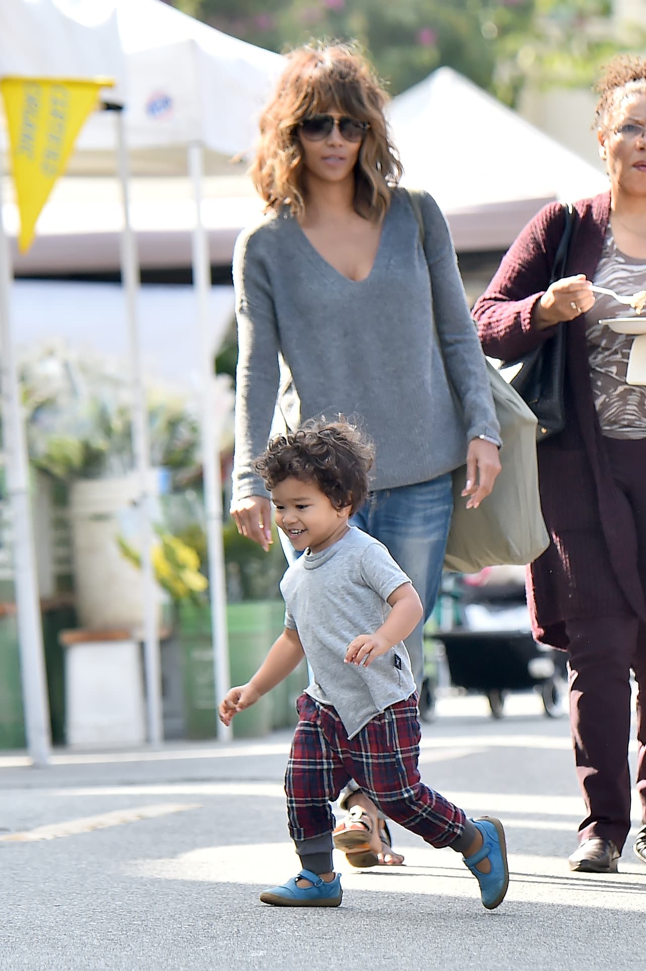 La actriz pasó un día muy divertido en compañía de su pequeño en un zoológico de Los Ángeles.