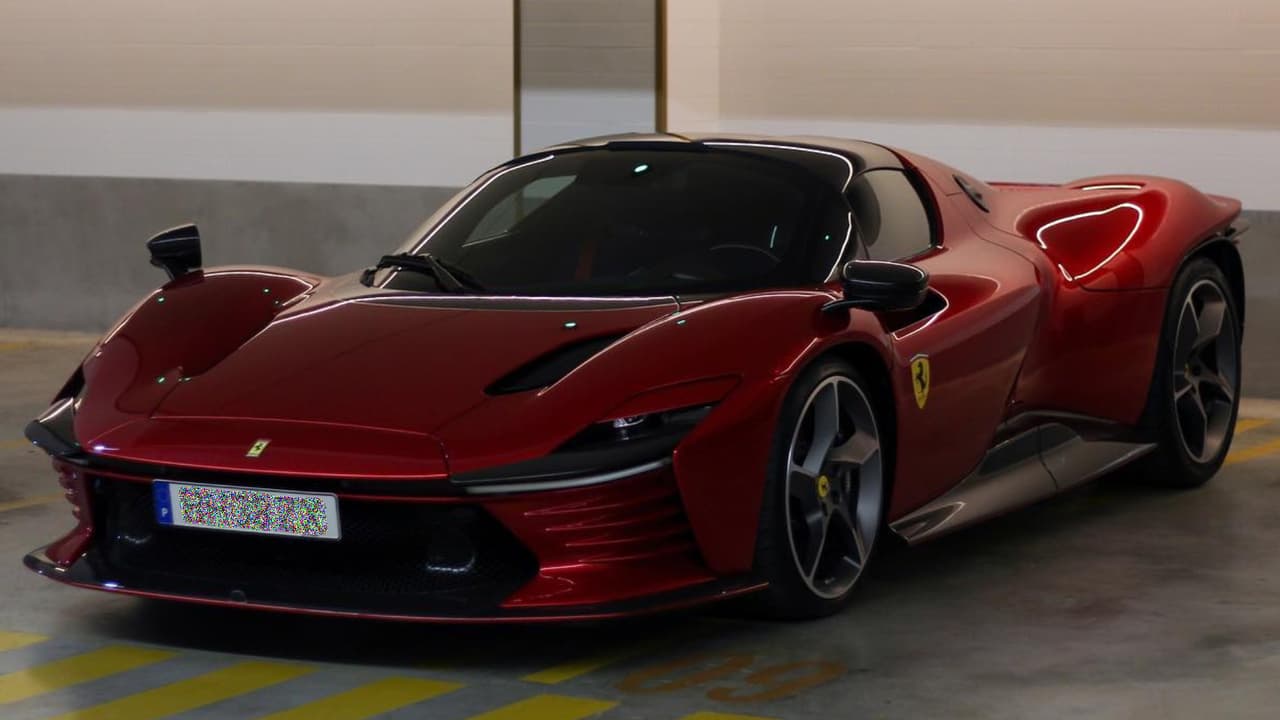 ¡Uno más! CR7 añade un espectacular Ferrari a su colección