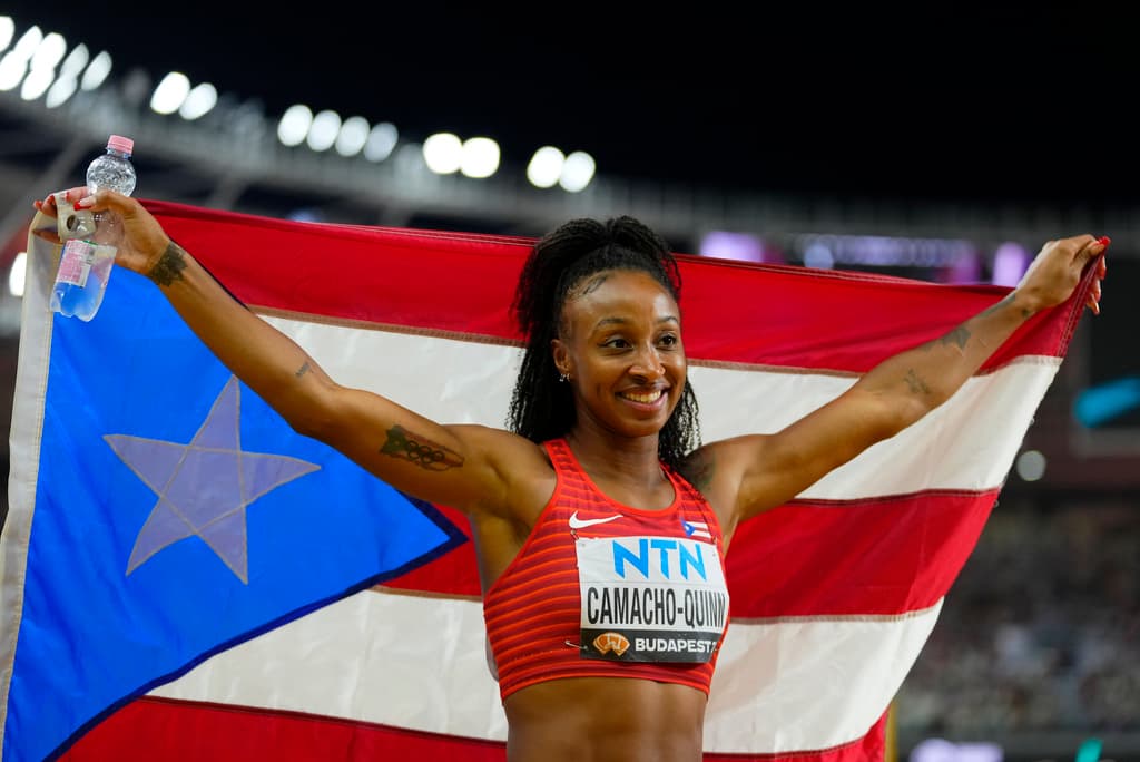 <h2 class="cms-H2-H2">Jasmine Camacho Quinn</h2>
<br>Atletismo, 100 metros vallas
<br>
<br>En los juegos de Tokio 2020, celebrados en 2021, se convirtió en la primera atleta de origen afro-latino en ganar una medalla de oro representando a Puerto Rico en los Juegos Olímpicos.
<br>
<br>Ella será la abanderada en la inaugiración de los Juegos Olímpicos de París.
<br>
<br>
<h3 class="cms-H3-H3">¿Cuándo será su participación?</h3>
<br>
<br>Miércoles 7 de agosto.