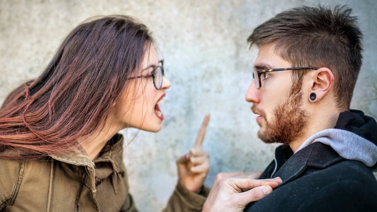 Consejos para ayudar a alguien que está siendo víctima de un ataque de odio en la calle
