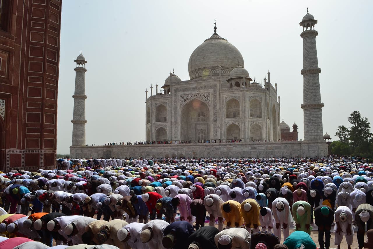 <b>Puesto</b> 
<b>25. India</b>. Es una inmensa república federal con una economía diversa, de rápido crecimiento y con una gran fuerza laboral calificada. Sin embargo, debido a su población (unos 1,324 millones), también es uno de los países más pobres del mundo. La agricultura emplea a la mayoría de los indios pero los servicios son la principal fuente de crecimiento económico. Tiene un Producto Interno Bruto (PIB) a valores de Paridad de Poder Adquisitivo (PPA)
<i> per cápita </i>de sólo 6,694 dólares (esta variable es el resultado de la suma de todos los bienes y servicios finales producidos por un país cada año, dividido entre la población estimada y es uno de los indicadores de la prosperidad de cada país).