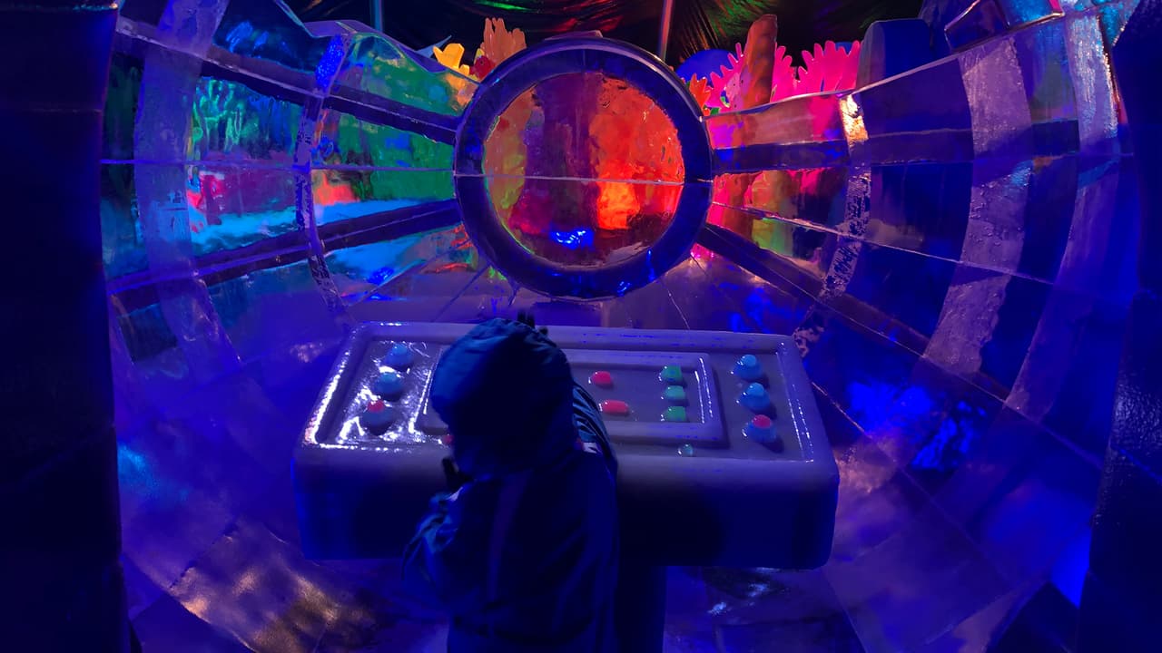 Las visitantes de la exhibición Caribbean Christmas podrán hacer un "recorrido en submarino" desde la costa de Galveston a través del Golfo de México.