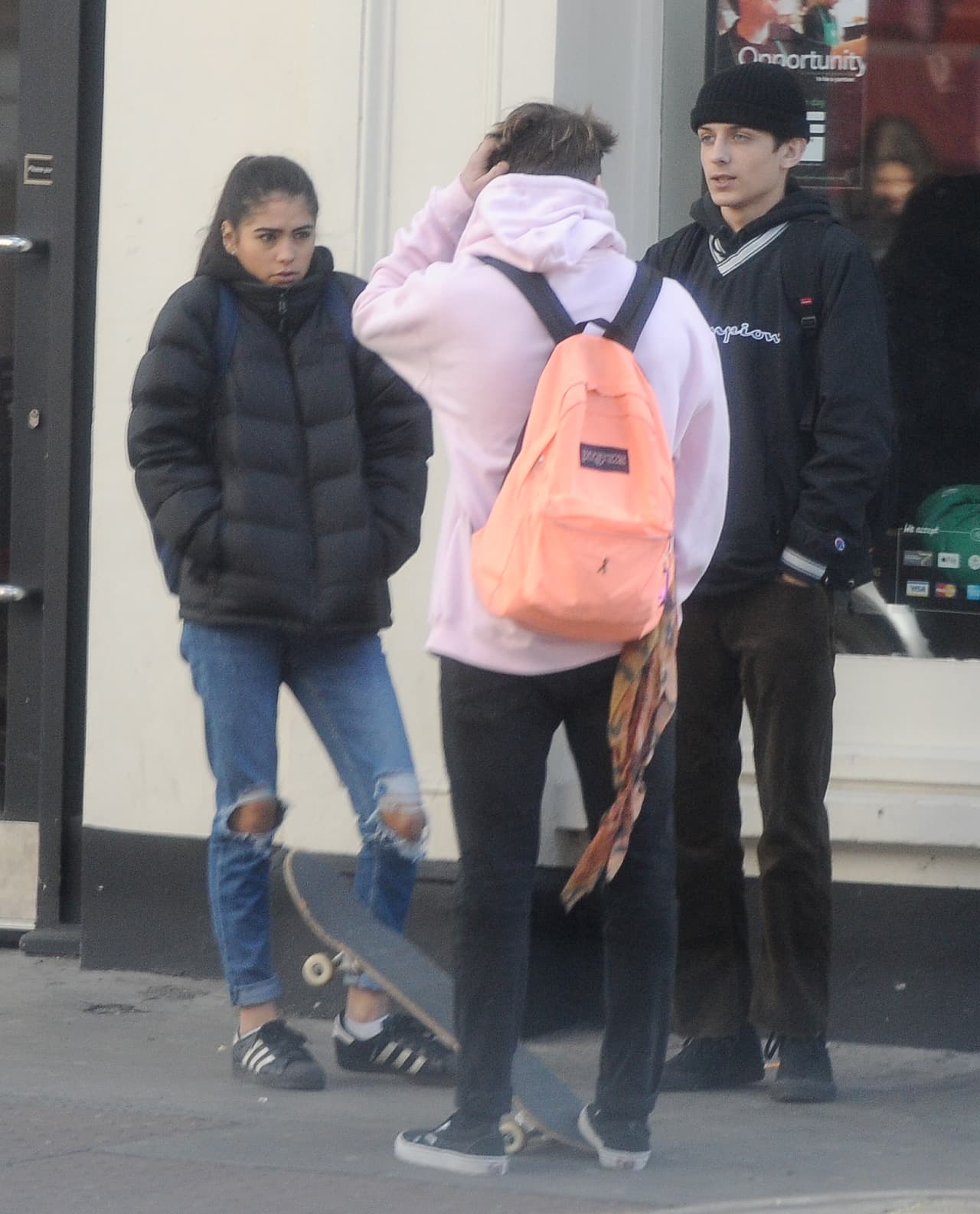 Ella lucía muy seria y distante.