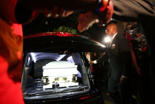 Familiares despidieron a Eric Garner, el hombre que murió bajo custodia de la policía en Staten Island. La agencia municipal que investiga las acusaciones de abusos por parte de la Policía anunció que está estudiando miles de quejas que ha recibido en los últimos años por el uso de técnicas de asfixia para la inmovilización de sospechosos.