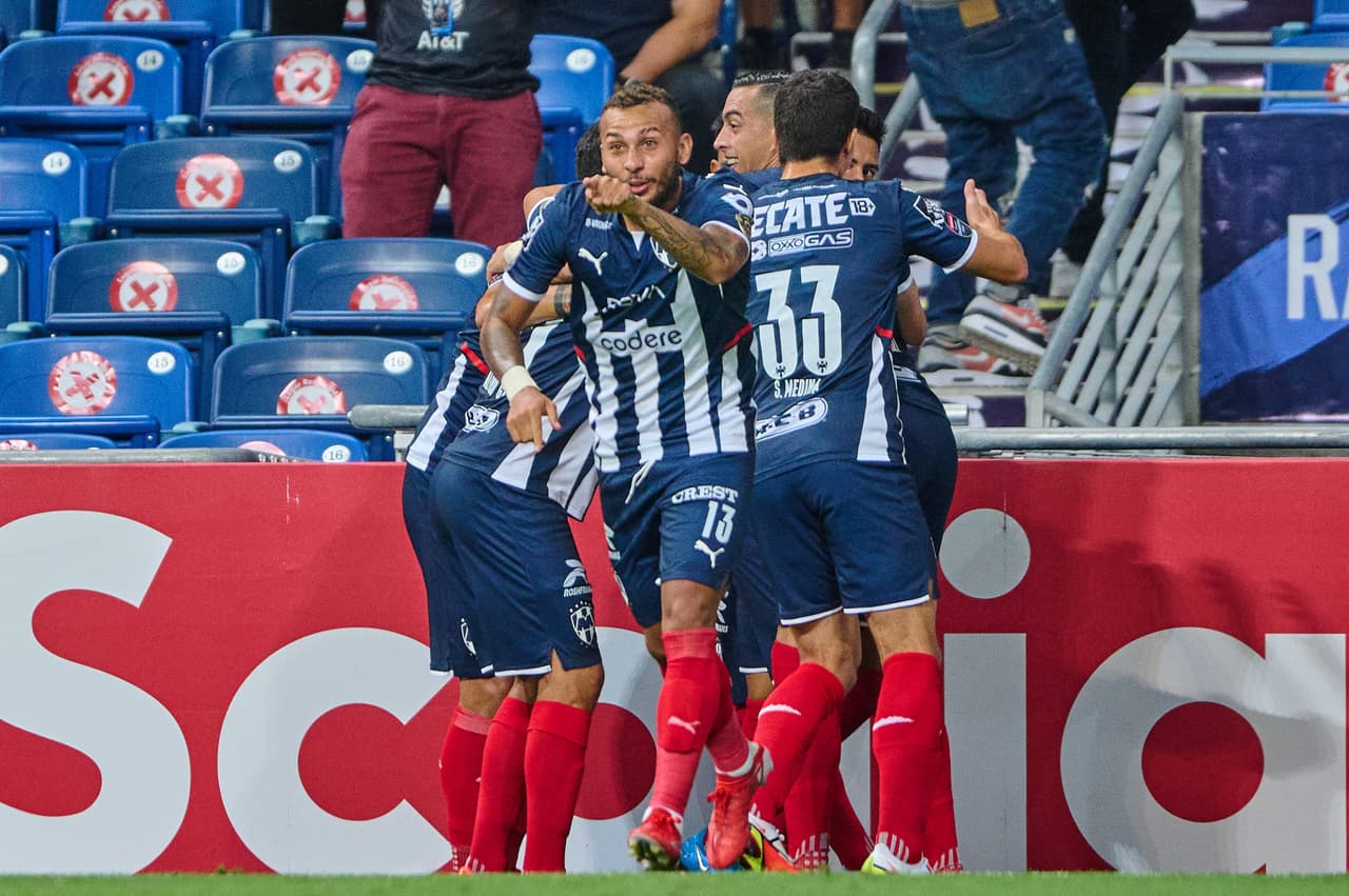 Un solitario gol de Maxi Meza le da la victoria 1-0 a Monterrey y toman una cómoda ventaja en las semifinales de la Concacaf Liga de Campeones frente a Cruz Azul.