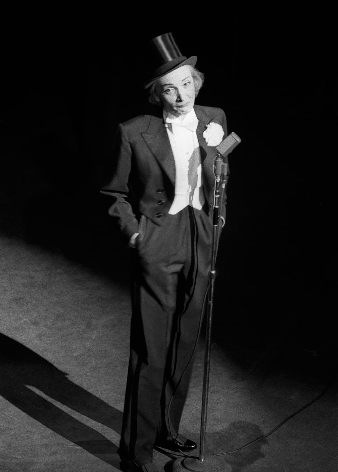 <b>1930 | Marlene Dietrich</b>
<br>Pero todavía quedaba mucho por hacer. La actriz y cantante alemana conquistó Hollywood en los años 30 con su carisma de estrella y su estilo andrógino. En sus actuaciones solía lucir esmoquines masculinos, muchos de ellos diseñados por Elsa Schiaparelli, y solía causar revuelo por su look ambivalente. Fue tan atrevida con sus elecciones estilísticas como con sus decisiones personales: se negó a participar en películas alemanas en protesta a los nazis y fue tachada de traidora en su propio país.