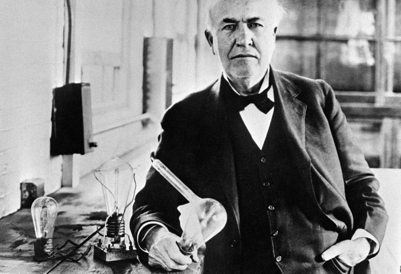 Edison (en la foto) y otro inventor llamado Joseph Wilson Swan patentaron las primeras bombillas de luz de larga duración en 1879 y 1880, liberando a la sociedad de una dependencia casi total de la luz del día. Las redes de cables que se instalaron para alimentar las primeras bombillas en las calles abrieron el camino para la invención de innumerables nuevos aparatos para el hogar.
<br>