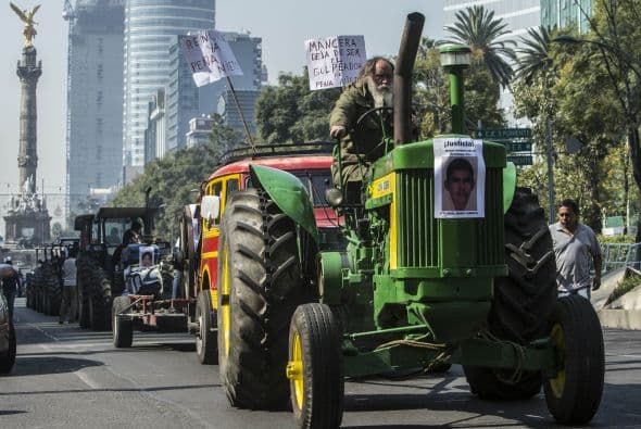 Campesinos mexicanos marcharon abordo de 43 tractores en una de las avenidas más importantes de la Ciudad de México. Era un tractor por cada uno de los estudiantes desaparecidos de Ayotzinapa.  