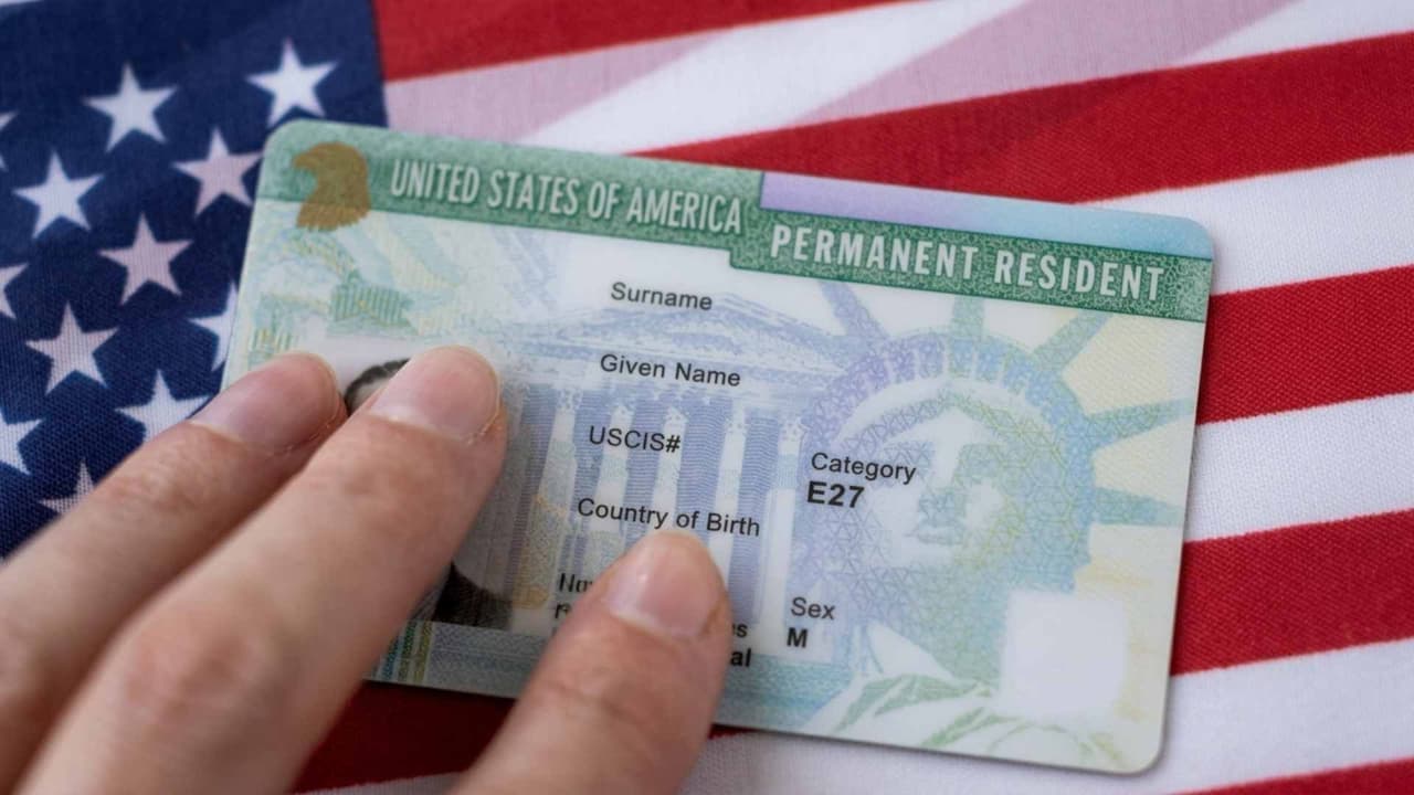 Fallo judicial podría afectar a algunos residentes permanentes con Green Card