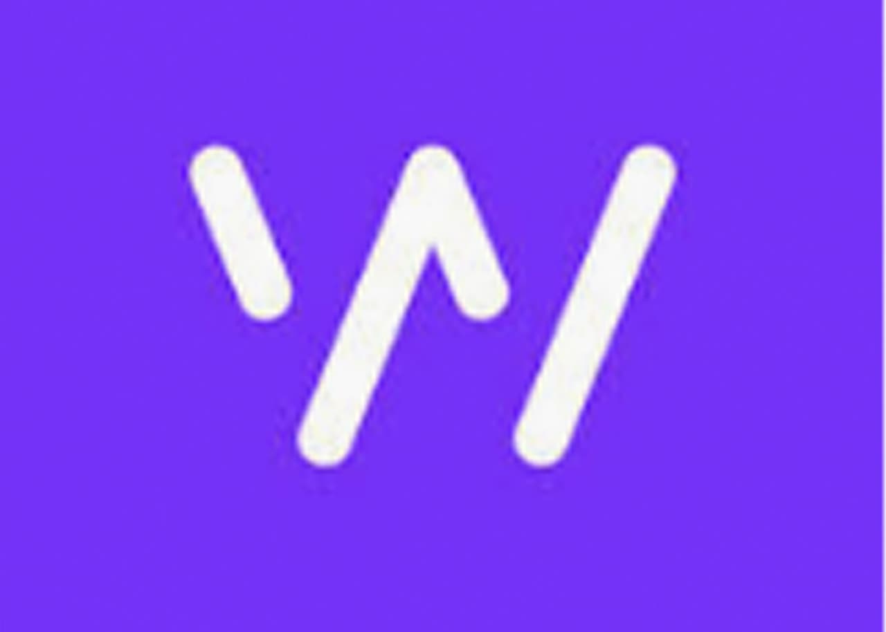 Whisper significa susurro en español, y se trata de una aplicación 'confesional' donde los menores dicen lo que están pensando en el momento. 
<b>Lo que los padres deben saber es que la mayoría de los "whispers" son de naturaleza sexual. Muchas fotos son llamativas y casi desnudas, y las 'confesiones' envuelven inseguridad, depresión, abuso de sustancias, y mentiras contadas a jefes y maestros.</b>
<br>