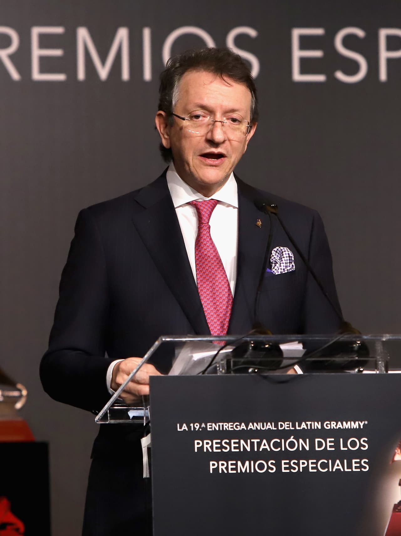 Gabriel Abaroa, presidente de la Academia Latina de la Grabación, rindió un homenaje a Lucho Gatica, fallecido esta semana a los 90 años de edad. La ovación no se hizo esperar.