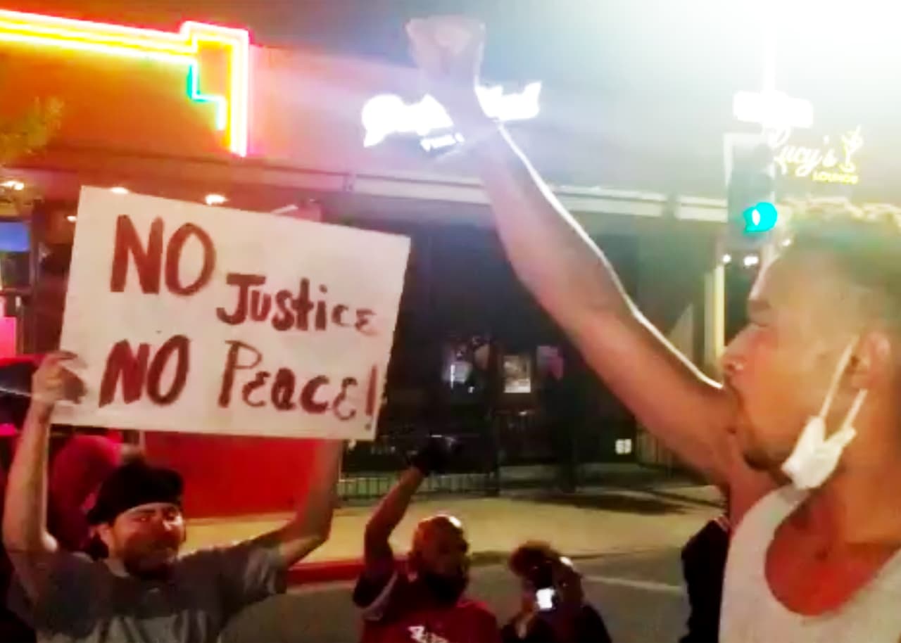 <b>Al menos 100 personas se reunieron en las afueras del Parque Chuckchansi de Fresno para protestar en contra del arresto mortal de George </b>
<a href="https://www.univision.com/noticias/estados-unidos/guardia-nacional-y-toques-de-queda-ciudades-a-lo-largo-de-todo-el-pais-se-blindan-ante-las-protestas">Floyd </a>y exigir el procesamiento de los cuatro policías involucrados en la detención. Los oficiales cuestionados presionaron el cuello de la víctima durante ocho minutos hasta causarle la muerte.