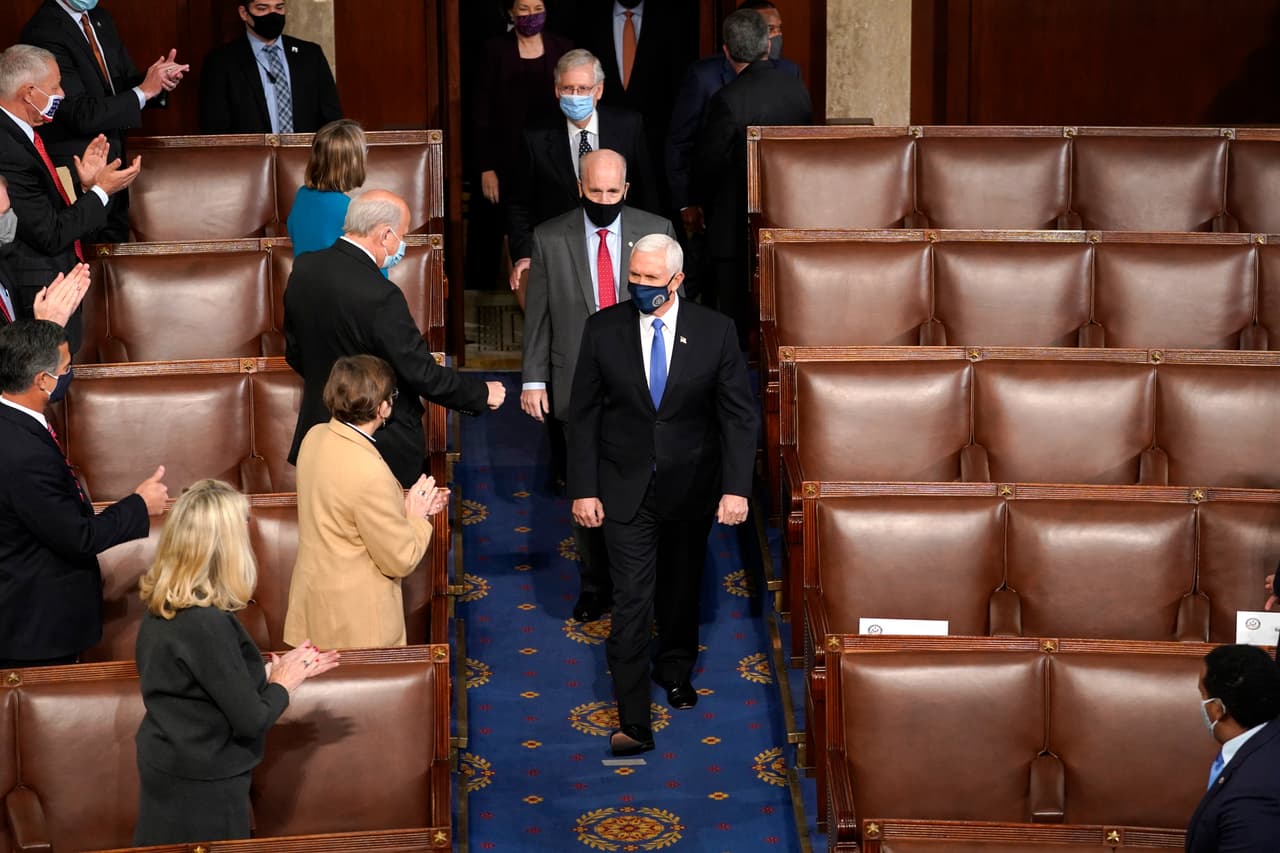 <b>La certificación de los votos electorales comienza mal</b>. El inicio de lo que debía ser un acto protocolar en el Congreso el 6 de enero, fue perturbado por la insistencia de Trump en el fraude y la presión a sus aliados. Luego de que Trump le pidiera que negara la validación de los votos electorales, el vicepresidente Mike Pence publicó una carta momentos antes de la sesión en la que aseguró que no tenía el poder para hacerlo. Lo peor estaría por venir.