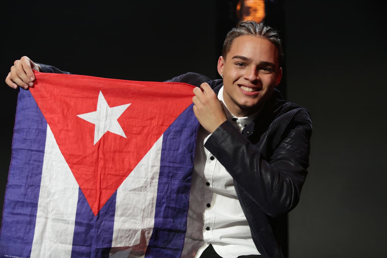 Y por supuesto, levantó muy orgulloso su bandera.