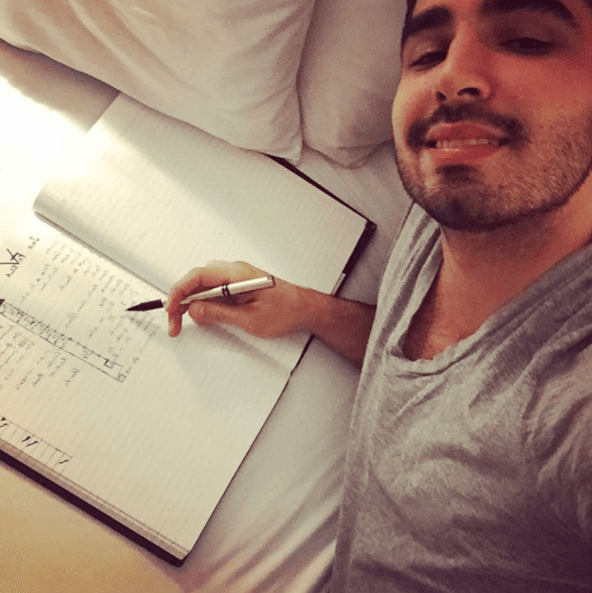 Joss Favela, además de componer, también realiza producciones en su estudio Mi Sol Music.