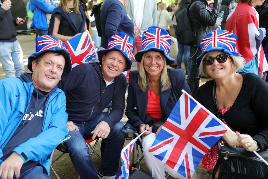 Cientos de personas ataviadas con las "Union Jack" (bandera británica) en diferentes formatos -gorros, gafas, camisetas, botas, tatuajes, banderas- abarrotaron las calles de Londres.