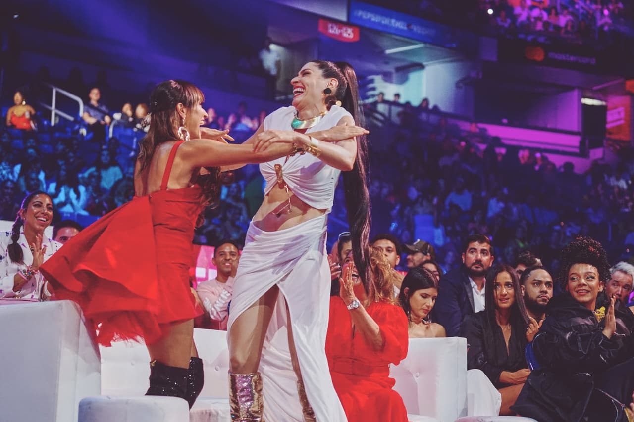 Las hermanas de Ha*Ash celebraron con un gran abrazo su triunfo en la terna Mejor Álbum Pop.