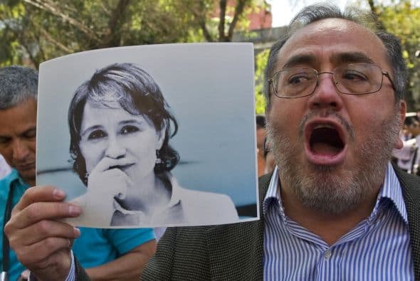 Afuera de Casa Lamm, en la Ciudad de México, simpatizantes de Aristegui le manifestaron su apoyo mientras ella vertía su postura oficial sobre lo sucedido.