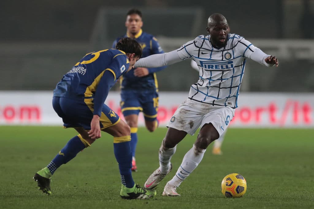 Inter visitó y derrotó 1-2 al Hellas Verona.