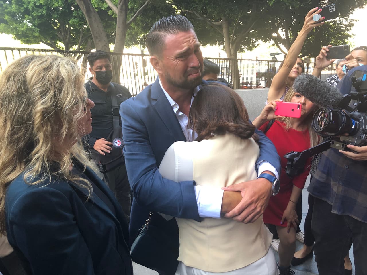 Víctimas de La Luz del Mundo lloran por la sentencia reducida a Naasón Joaquín: “Es devastador”