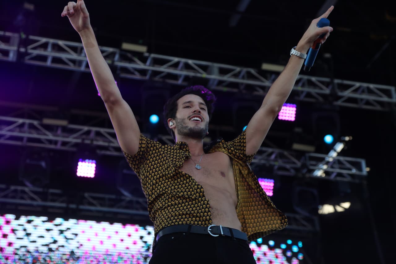 Sebastián Yatra no aguantó el calor y sus fans gritaron de emoción al ver cómo se desabotonaba la camisa.