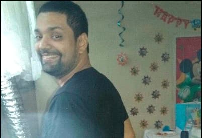 Enrique Ríos estudiaba medicina mientras ejercía como trabajador social.