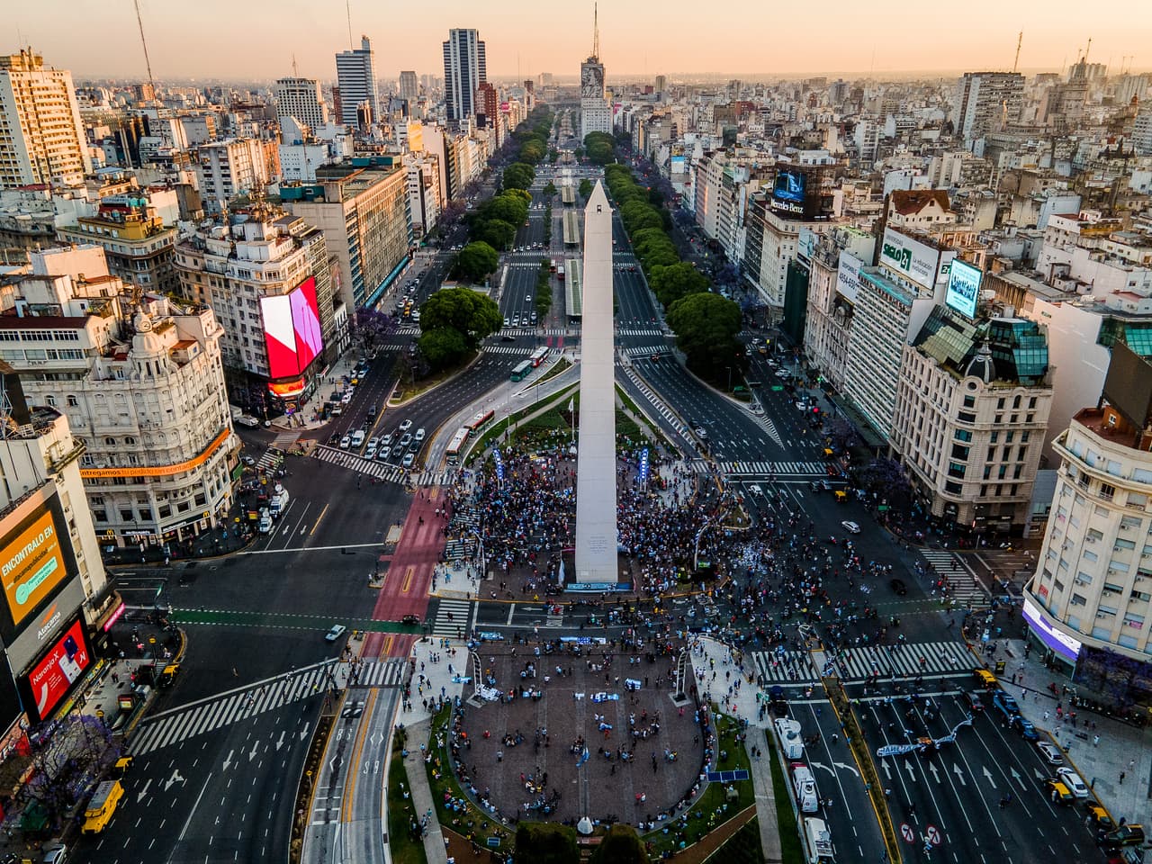 Vista aérea del Obelisco de Buenos Aires y de los fanáticos que comenzaron a reunirse tras saber la noticia sobre el fallecimiento.
<br>