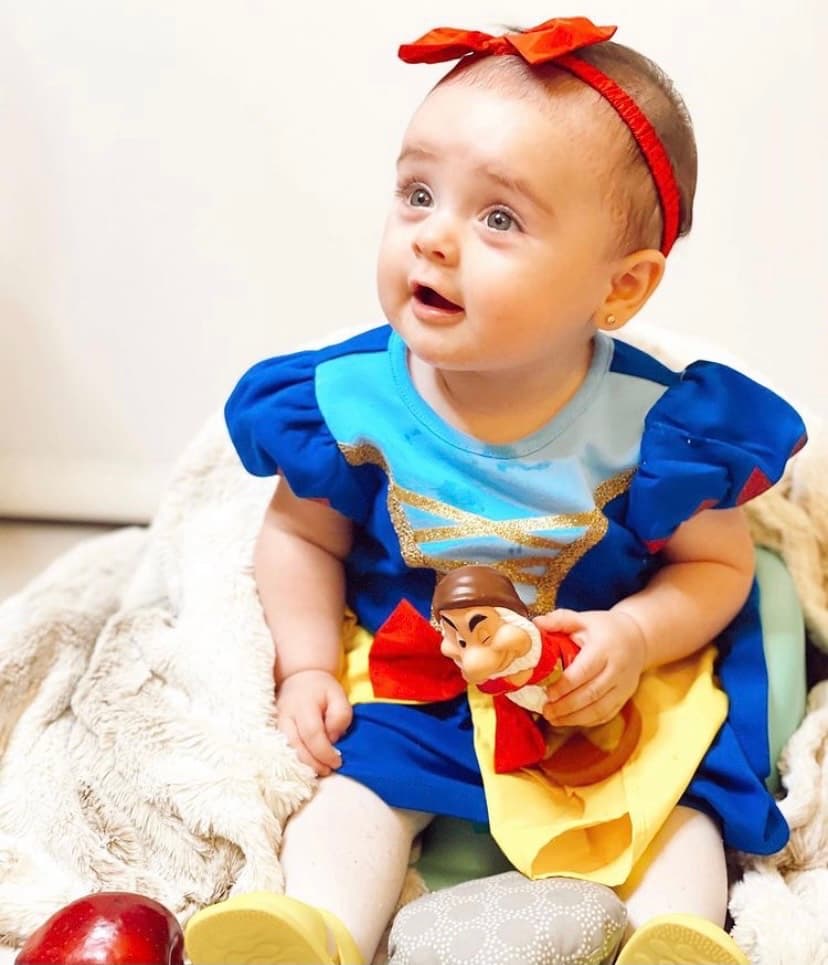 Megan no esconde su felicidad de estar vestida como Blanca Nieves y disfruta de la compañía de los 7 enanos para celebrar su décimo cumplemes.