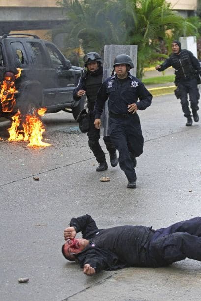 A lo largo de Bulevar los manifestantes le prendieron fuego a una camioneta que se encontraron a su paso.